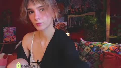 Snapshot of soft_animal chatting on 07.30.26 E online show from 07.30.26