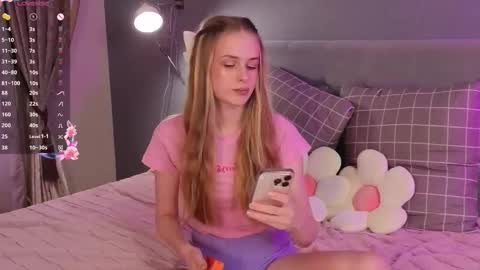 Snapshot of soft_babe chatting on 09.18.25 Milisa online show from 09.18.25