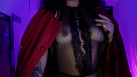 Snapshot of sol_amarilla_ chatting on 12.15.24 gin independent model online show from 12.15.24