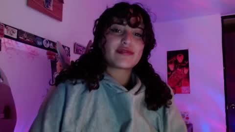 Snapshot of sol_amarilla_ chatting on 12.16.24 gin independent model online show from 12.16.24