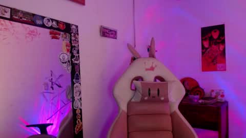 Snapshot of sol_amarilla_ chatting on 12.17.24 gin independent model online show from 12.17.24