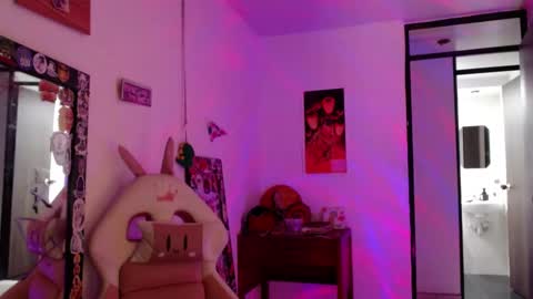 Snapshot of sol_amarilla_ chatting on 12.18.24 gin independent model online show from 12.18.24