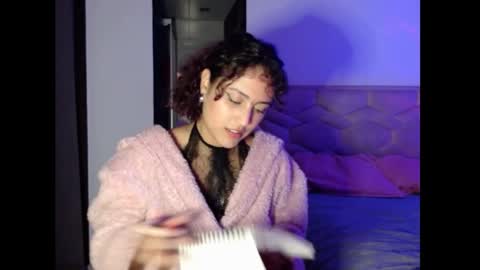 Snapshot of sol_amarilla_ chatting on 12.27.24 gin independent model online show from 12.27.24