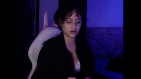 Snapshot of sol_amarilla_ chatting on 01.07.25 gin independent model online show from 01.07.25