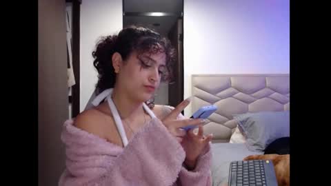 Snapshot of sol_amarilla_ chatting on 01.09.25 gin independent model online show from 01.09.25