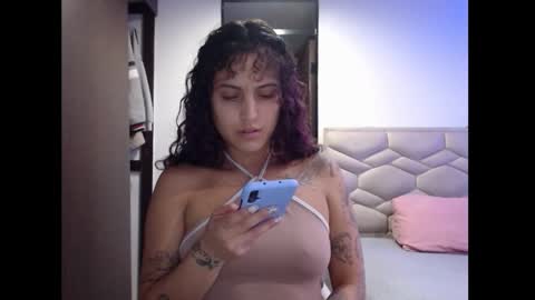 Snapshot of sol_amarilla_ chatting on 01.12.25 gin independent model online show from 01.12.25
