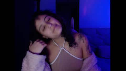 Snapshot of sol_amarilla_ chatting on 01.12.25 gin independent model online show from 01.12.25