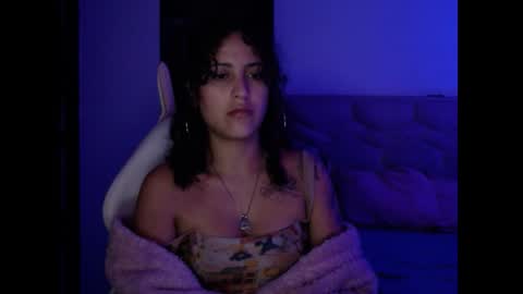 Snapshot of sol_amarilla_ chatting on 01.17.25 gin independent model online show from 01.17.25