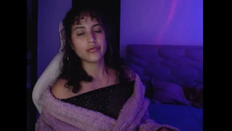 Snapshot of sol_amarilla_ chatting on 01.19.25 gin independent model online show from 01.19.25
