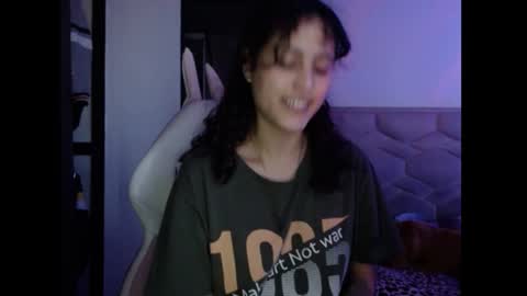 Snapshot of sol_amarilla_ chatting on 01.19.25 gin independent model online show from 01.19.25
