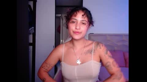 Snapshot of sol_amarilla_ chatting on 01.27.25 gin independent model online show from 01.27.25