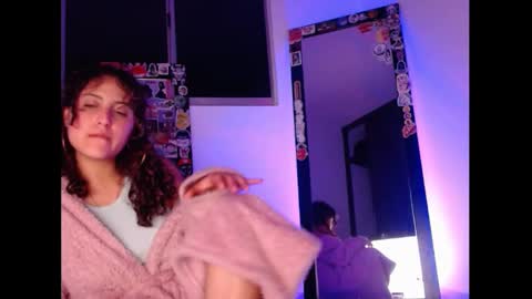 Snapshot of sol_amarilla_ chatting on 02.10.25 gin independent model online show from 02.10.25