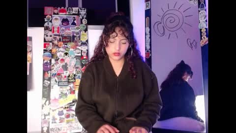 Snapshot of sol_amarilla_ chatting on 02.24.25 gin independent model online show from 02.24.25