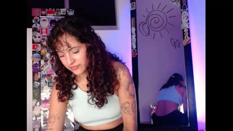 Snapshot of sol_amarilla_ chatting on 02.27.25 gin independent model online show from 02.27.25