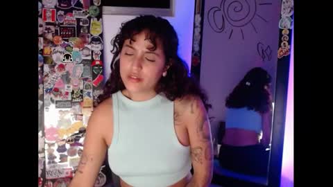 Snapshot of sol_amarilla_ chatting on 02.27.25 gin independent model online show from 02.27.25