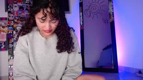 Snapshot of sol_amarilla_ chatting on 03.08.25 gin independent model online show from 03.08.25