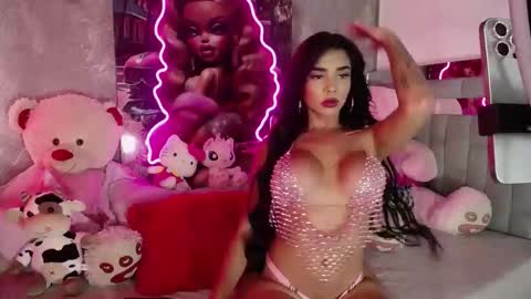 instagram    evalunavelez1. online show from 09.21.25