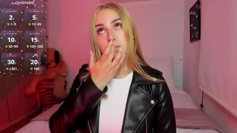 Snapshot of sophi_moreno chatting on 12.19.24 Sofi online show from 12.19.24