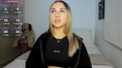 Snapshot of sophi_moreno chatting on 09.25.25 Sofi online show from 09.25.25