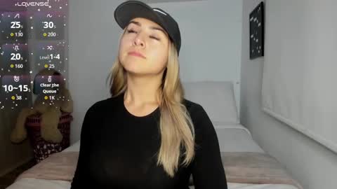 Snapshot of sophi_moreno chatting on 09.30.25 Sofi online show from 09.30.25