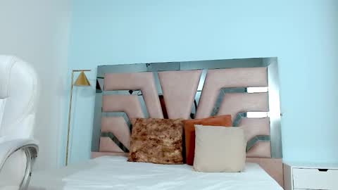 Snapshot of sophia_hadid chatting on 01.18.25 Sophia  online show from 01.18.25