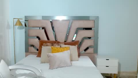 Snapshot of sophia_hadid chatting on 01.21.25 Sophia  online show from 01.21.25