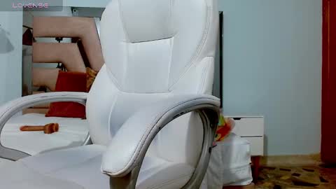 Snapshot of sophia_hadid chatting on 01.25.25 Sophia  online show from 01.25.25