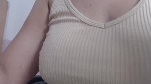 Snapshot of sophia_hadid chatting on 11.01.25 Sophia  online show from 11.01.25