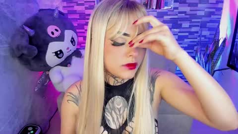 Snapshot of sophiaa_cherry chatting on 10.12.25 Sophia online show from 10.12.25