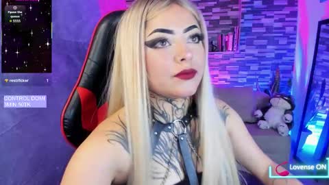 Snapshot of sophiaa_cherry chatting on 11.11.25 Sophia online show from 11.11.25