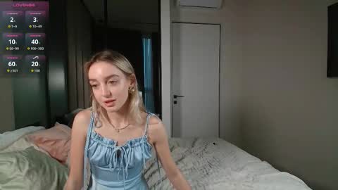Snapshot of sophiebelll chatting on 09.30.25 sophiebelll online show from 09.30.25