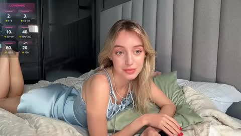 Snapshot of sophiebelll chatting on 10.04.25 sophiebelll online show from 10.04.25