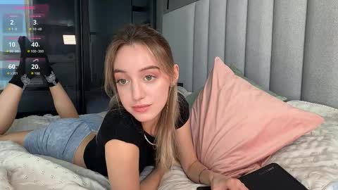 Snapshot of sophiebelll chatting on 10.05.25 sophiebelll online show from 10.05.25