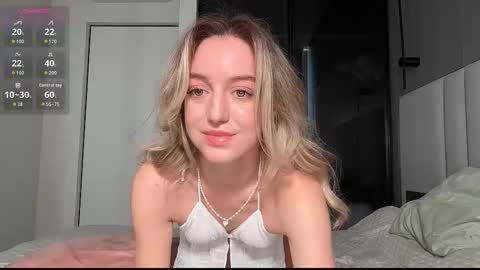 Snapshot of sophiebelll chatting on 10.16.25 sophiebelll online show from 10.16.25