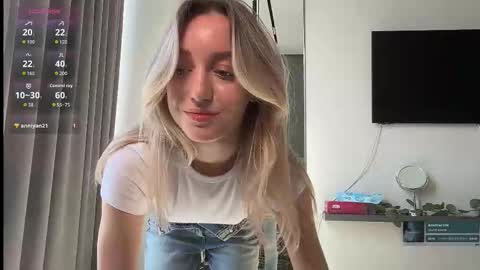 Snapshot of sophiebelll chatting on 10.25.25 sophiebelll online show from 10.25.25