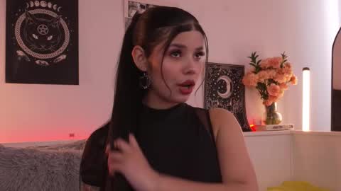 Snapshot of sophiee_art chatting on 10.24.25 Sophiee  online show from 10.24.25