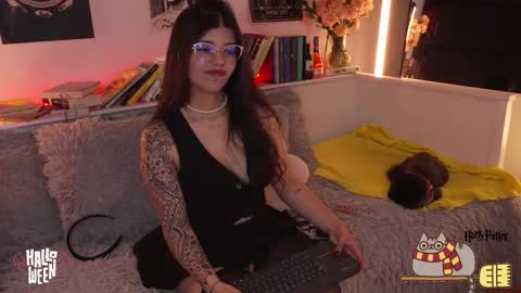 Sophiee  online show from 10.27.25