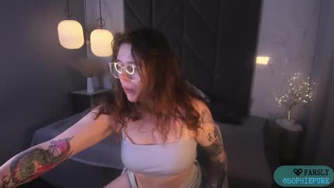 Snapshot of sophiepure chatting on 10.14.25 Sophie online show from 10.14.25