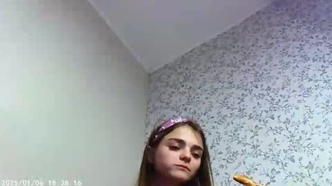 Snapshot of sophiesuvi chatting on 01.05.25 Sophie and my bestie Mandy    online show from 01.05.25