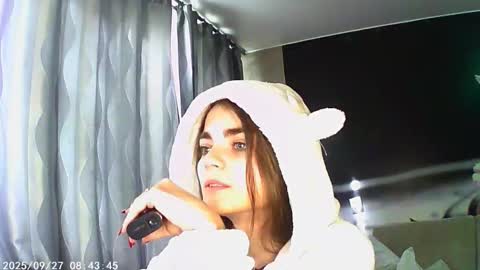 Snapshot of sophiesuvi chatting on 09.26.25 Sophie and my bestie Mandy    online show from 09.26.25