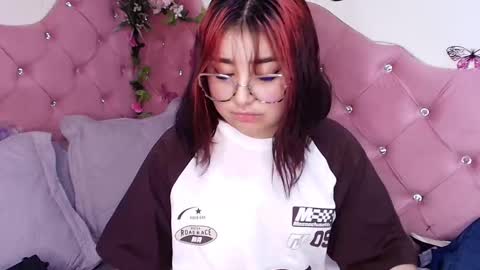 Snapshot of sophievv chatting on 09.28.25 Sophie online show from 09.28.25