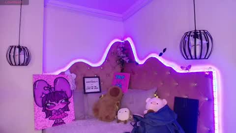 Snapshot of sophievv chatting on 10.19.25 Sophie online show from 10.19.25