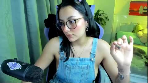 Snapshot of soy___lili chatting on 02.09.25 Lili online show from 02.09.25