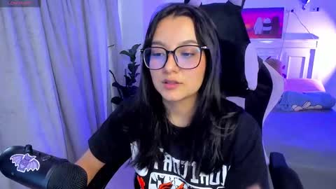 Snapshot of soy___lili chatting on 09.11.25 Lili online show from 09.11.25