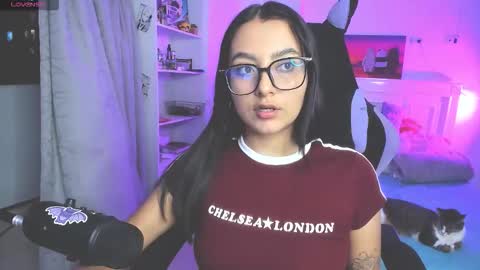 Snapshot of soy___lili chatting on 10.31.25 Lili online show from 10.31.25