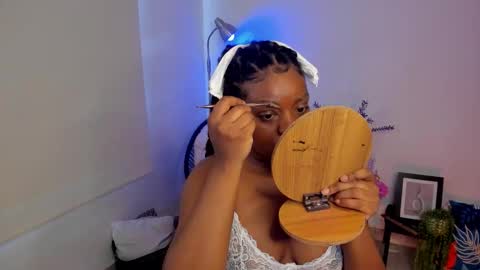 Snapshot of soymaria___ chatting on 10.10.25 Maria  online show from 10.10.25