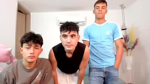 Snapshot of space_boys18 chatting on 10.03.25 Gabo Lucas and Justin online show from 10.03.25