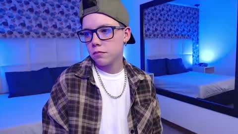 Snapshot of spencerm_ chatting on 10.25.25 spencerm_ online show from 10.25.25