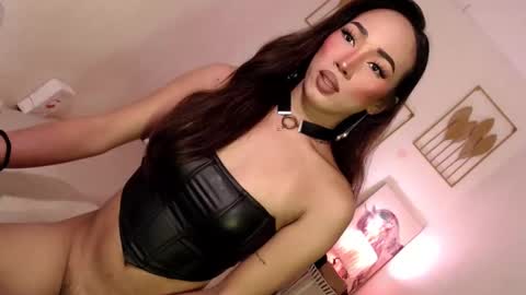 Snapshot of spicy_kinky chatting on 01.28.25 Alora online show from 01.28.25