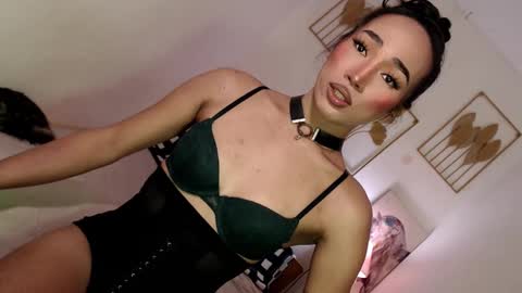 Snapshot of spicy_kinky chatting on 02.15.25 Alora online show from 02.15.25